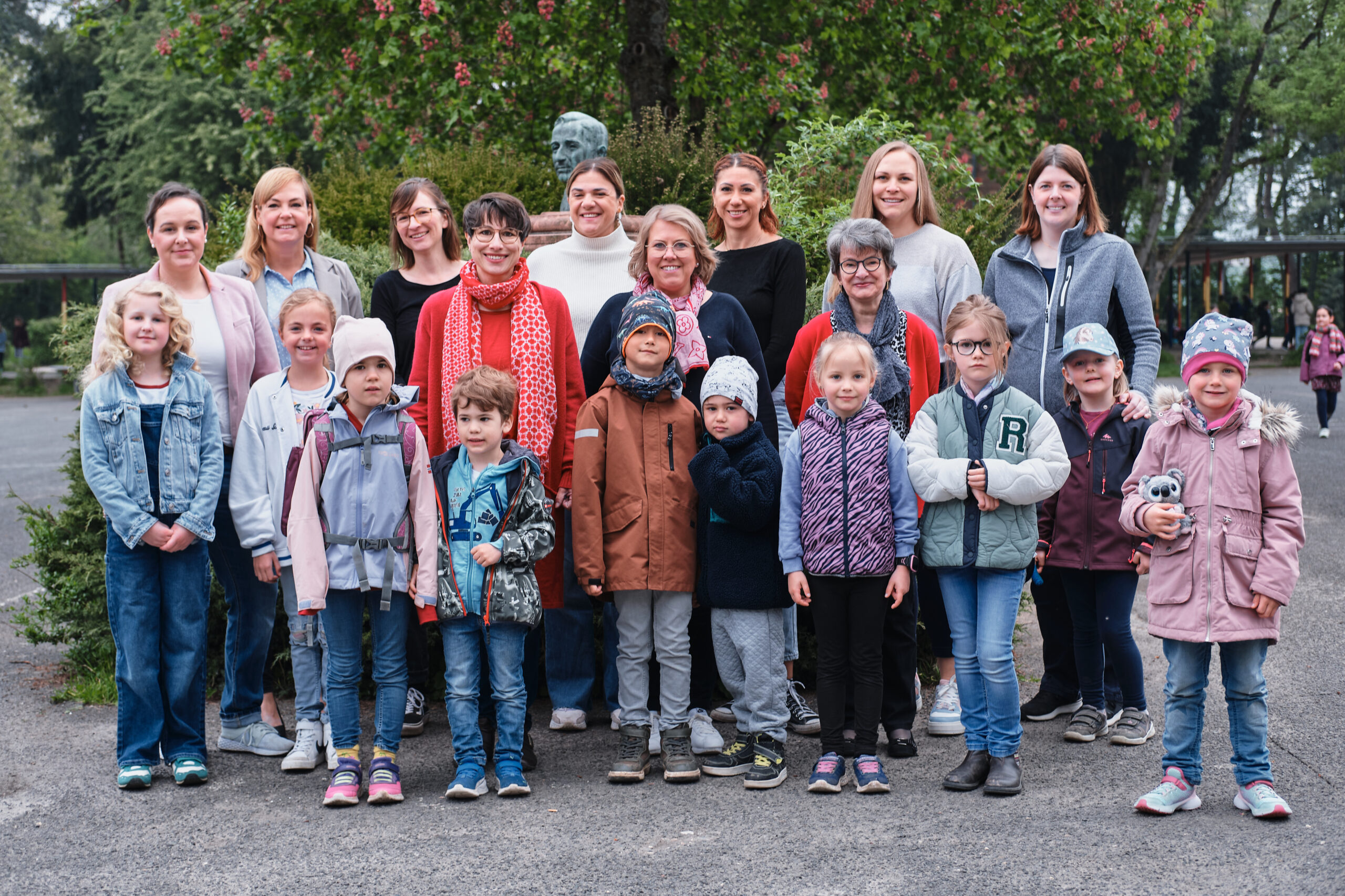 Die Gründungsmitglieder des Fördervereins gemeinsam mit Schulleiterin Frau Döhring und einigen der Hauptpersonen - unseren KGS-Kinder.